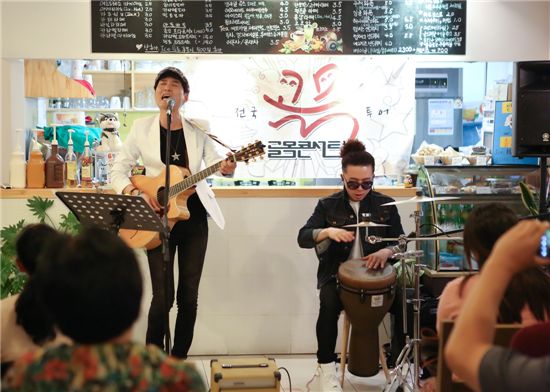 ▲ 동네 커피숍에서 열린 '골목 콘서트'에서 열창하는 나들(왼쪽)과 퍼쿠션 연주를 맡은 김영유
