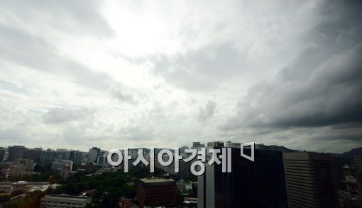 [포토]빠르게 움직이는 먹구름 