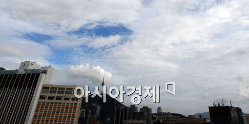 [포토]빼꼼히 고개 내민 파란하늘 