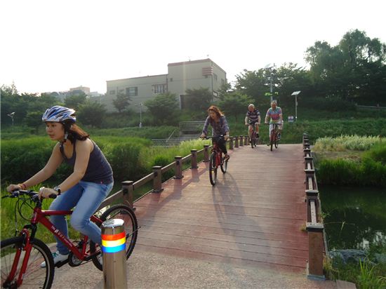 네덜란드 여행객 3인이 영동3교를 자전거를 타고 지나고 있다.