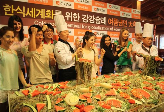 15일 강강술래 늘봄농원점에서 열린 ‘한식세계화를 위한 여름냉면대축제’를 찾은 외국인 학생들이 2.5m짜리 초대형 냉면 앞에서 ‘한식 파이팅’을 외치고 있다.