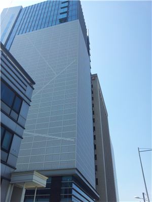 ▲ 한국마사회가 올 9월 이전을 목표로 신축한 서울 용산구 한강로3가 16-48 건물. 연면적 1만8200㎡에 지하 7층 지상 18층 높이 건물은 단일시설로는 국내 최대 규모다.
