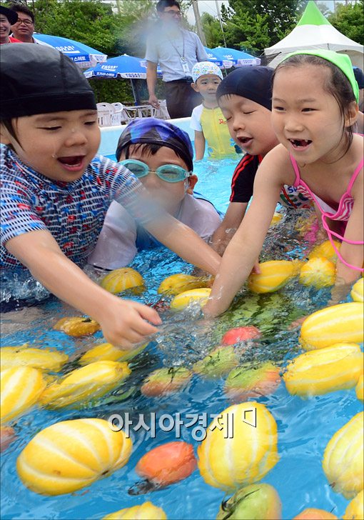 [포토]물놀이 즐기는 어린이들