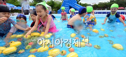 [포토]하나로수영장 개장, 더위에는 물놀이