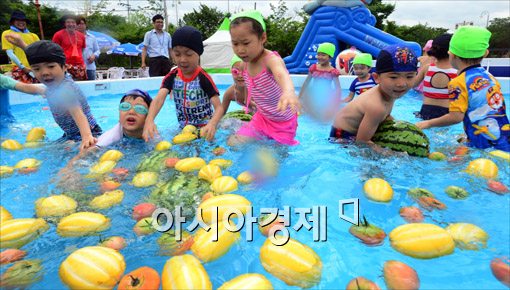 [포토]시원한 물놀이, 하나로클럽 '하나로 수영장'에서
