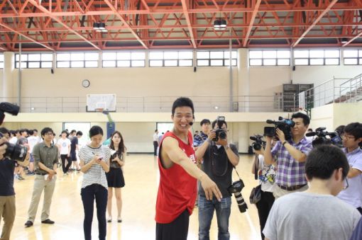 '꿀밤 훈계' 이현호 선수, 중학생들과 농구하던 날