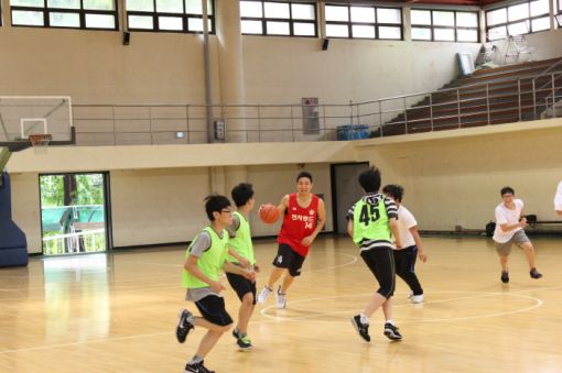 '꿀밤 훈계' 이현호 선수, 중학생들과 농구하던 날