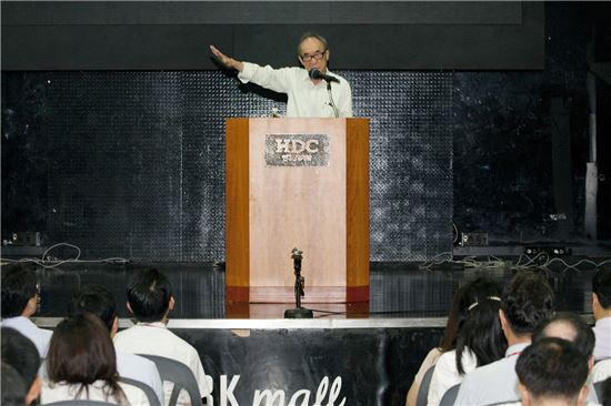 건설사에 간 고은 시인 "보다 넓고 큰 세계로 나아가야"