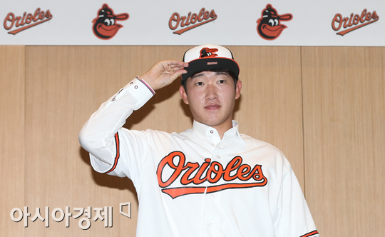 [포토] 볼티모어와 입단 조인식 가진 윤정현 '나도 류현진처럼!'