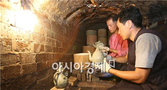 남도답사 1번지 강진에서 천년 청자의 비색에 취해볼까?