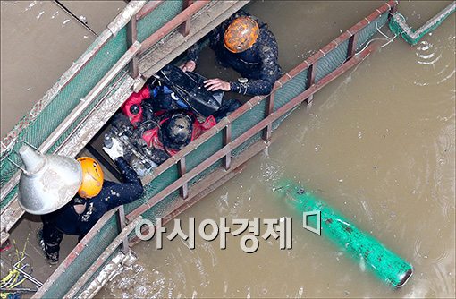 [포토]'수중 수색작전 시도'