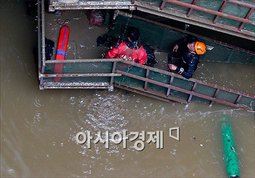 [포토]"지금 물 속은 한치 앞도 안보이는 상황"