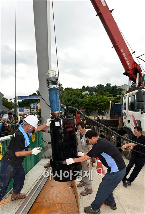 [포토]구조작업 벌이는 소방대원