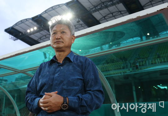[포토] 경기 준비하는 대구 백종철 감독