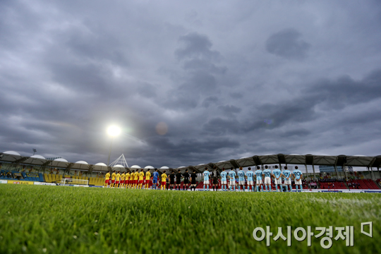 [포토] 금방이라도 비가 내릴 것 같은 탄천운동장