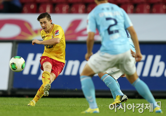 [포토] 패스 찔러넣는 제파로프