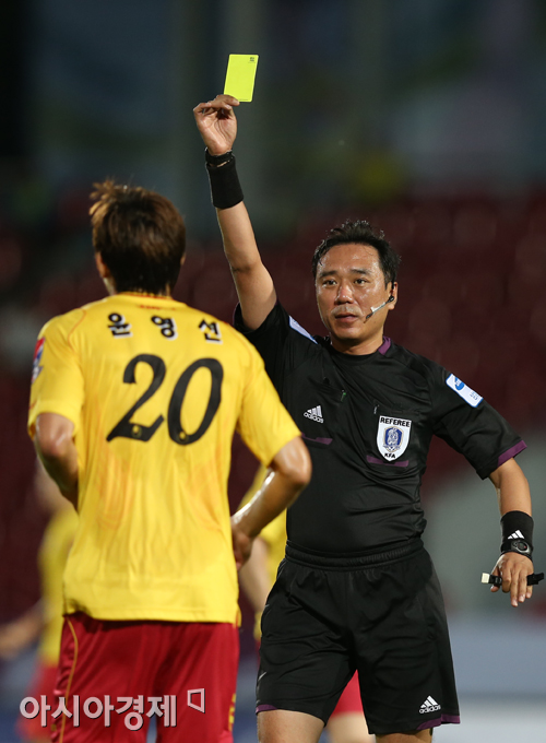 [포토] 유선호 주심 '위험한 플레이는 경고감이야'