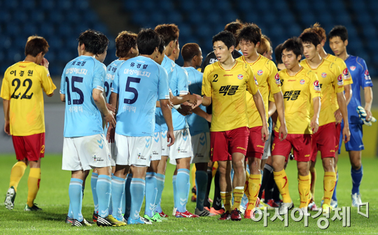 [포토] 악수 나누는 대구-성남 선수들