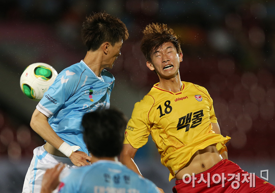 [포토] 이지남-김현 '치열한 헤딩다툼'