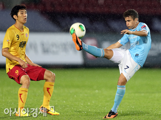 [포토] 레안드리뉴 '오버헤드킥으로 걷어낸다~'