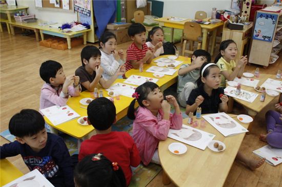 ▲풀무원은 유치원생들을 대상으로 2013 바른 먹거리 캠페인을 확대 실시하고 있다.