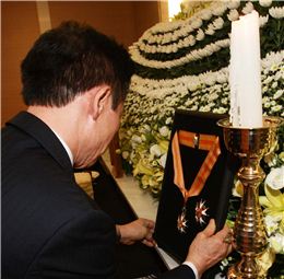  박종길 문화체육관광부 제2차관이 구옥희 전 회장의 빈소를 찾아 체육훈장 맹호장을 추서하고 있다. 사진=KLPGA 제공. 
