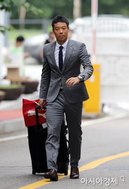 [포토] 염기훈 '정복 대신 멋지게 정장 입고 왔어요'