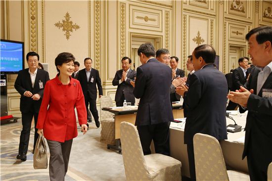 11일 무역투자진흥회의에 참석한 박근혜 대통령(사진제공 : 청와대)