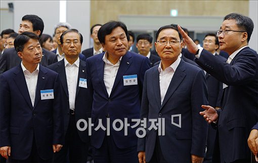 [포토]코넥스 시장 찾은 정홍원 총리