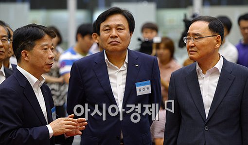 [포토]코넥스 시장 보고 받는 정홍원 총리