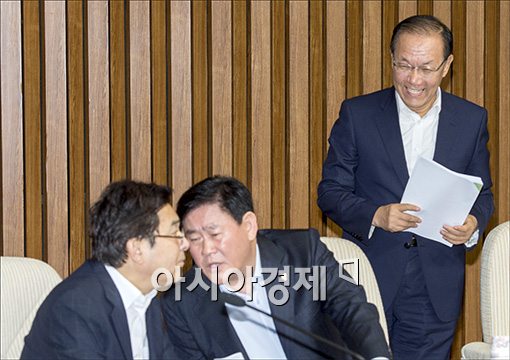 [포토]대비되는 표정의 새누리당 지도부