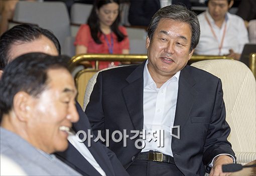 [포토]이야기 나누는 김무성·이재오