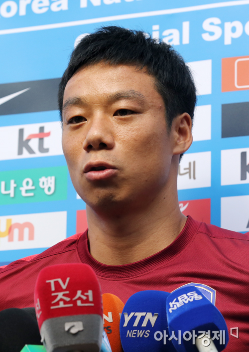 [포토] 질문에 답하는 염기훈