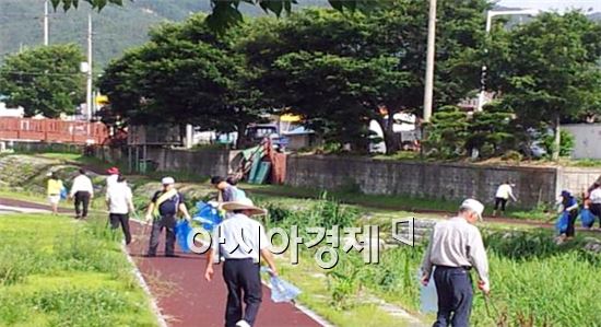 [포토]곡성읍, 하천쓰레기 수거운동 전개