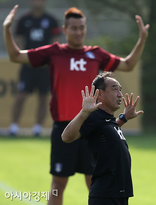 [포토] 이케다 세이고 코치 '준비운동이 가장 중요해'