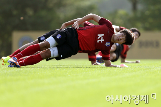 [포토] 몸 푸는 김영권