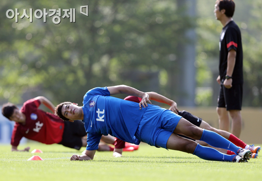 [포토] 몸 푸는 이범영