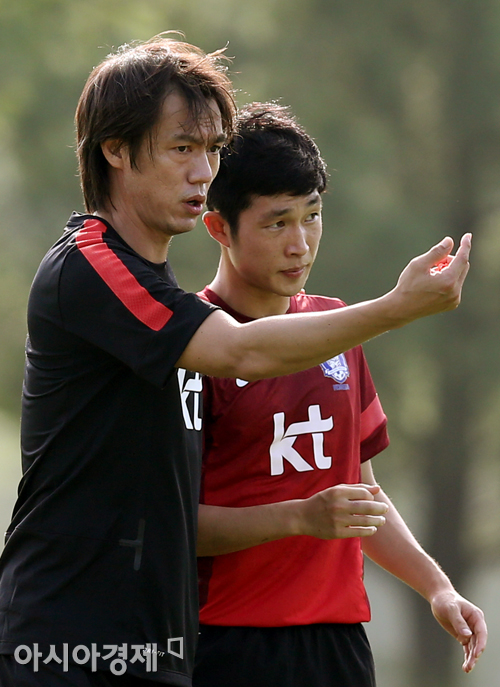 [포토] 이승기에게 전술 지시 내리는 홍명보 감독