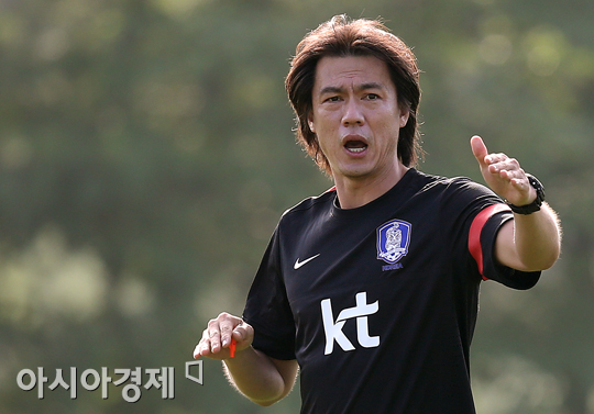[포토] 전술 지시 내리는 홍명보 감독