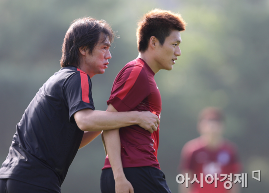 [포토] 홍명보 감독 '눈높이 교육법'