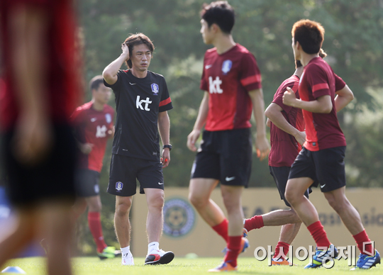 [포토] 홍명보 감독 '넘어야 할 산이 많구나'