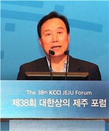 제 38회 대한상의 제주포럼에 참석한 김광두 국가미래연구원장이 '세계경제의 급변과 한국의 대응'이라는 주제로 강연하고 있는 모습. 