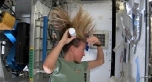 우주에서 머리감는 법 "샴푸 묻히는 모습 놀라워"