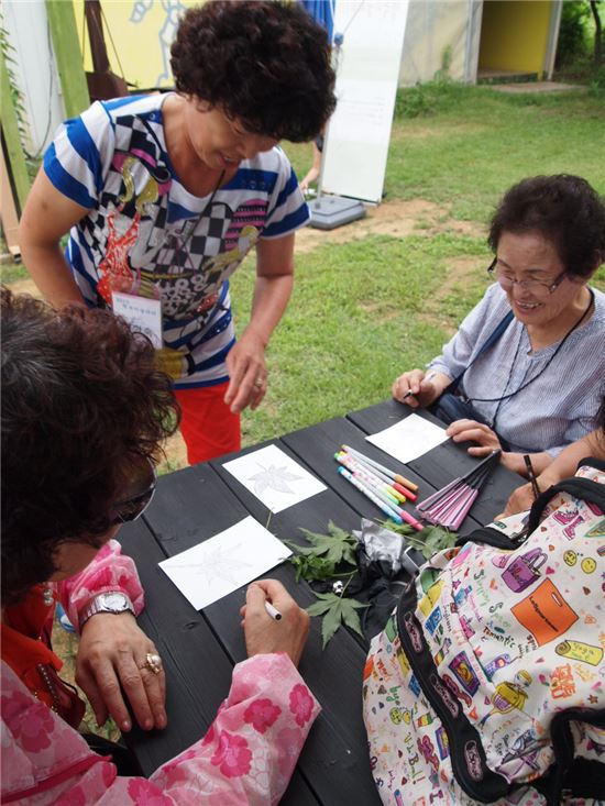 신갈 야학교 학생인 할머니들이 경기 안성시 미양면에 소재한 '대안미술공간 소나무'에서 미술수업을 받고 있다.