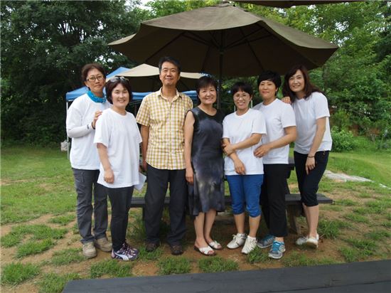 신갈야학교 할머니들의 미술수업 자원봉사에 나선 공간소나무 최예문대표(왼쪽 네번째)와 전원길 화백(왼쪽 세번째) 그리고 안성시 문예교사들.