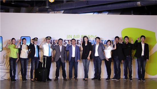 5살의 진에어 컨버스를 벗어던지다