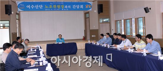 여수산단 공장장협의회 소속 노조위원장 34명이  여수시 보건소 회의실에 간담회를 가졌다.
