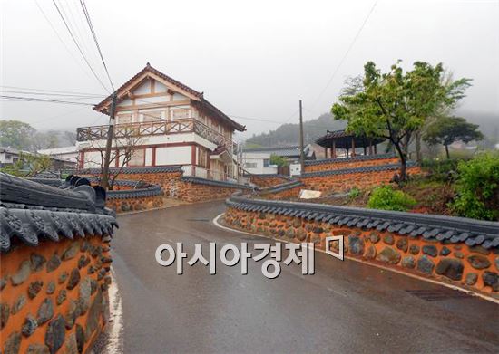여수시 돌산과 소라면에 조성된 한옥 행복마을 전경.