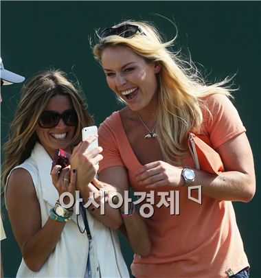 [골프포토] 황제의 여친 본 "응원도 즐거워~"