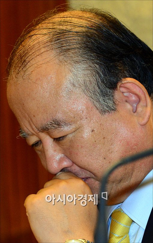 [포토]긴장한 김웅 남양유업 대표